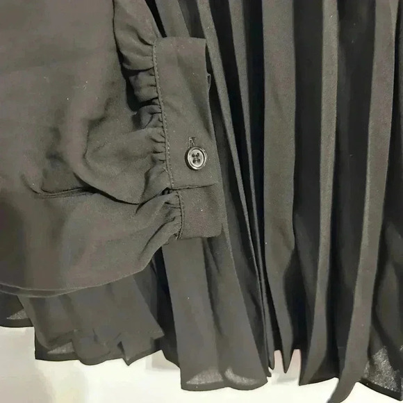 AVA &VIV size X black blouse.NWT accordion style. Long sleeve. V cut‎ neck. - Picture 5 of 8